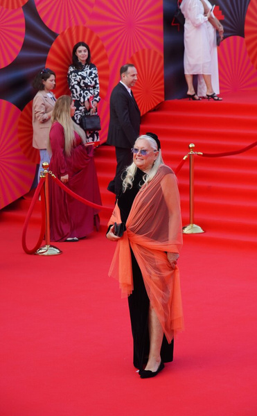 Макеева в пестром платье, загоревшая Старшенбаум, стильный Ефремов. Церемония открытия 44-го ММКФ