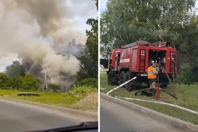 В Архангельске горит расселенный деревянный дом