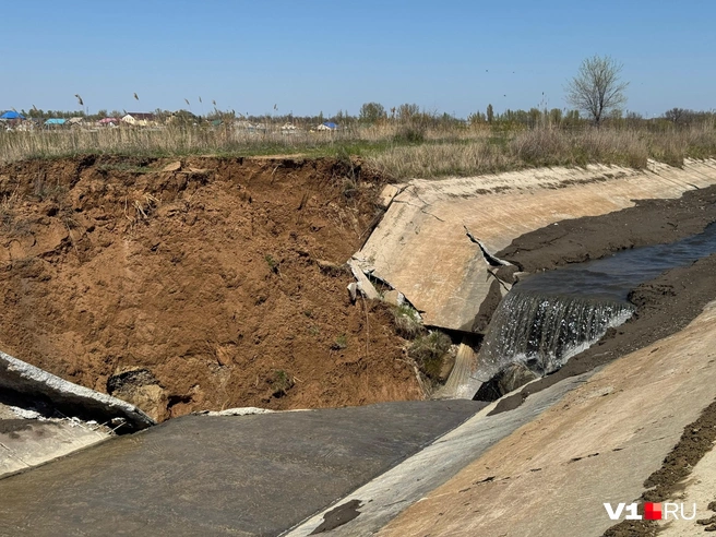 В этом месте несколько лет назад уже возникал подобный провал | Источник: Елена Рублева / V1.RU