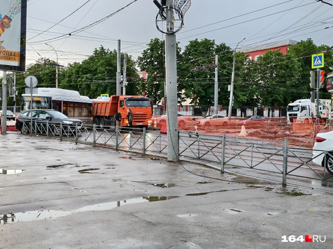 Позади места аварии&nbsp;— институт Росгвардии, а слева&nbsp;— главный корпус СГУ | Источник: Антон Васильченко / 164.RU