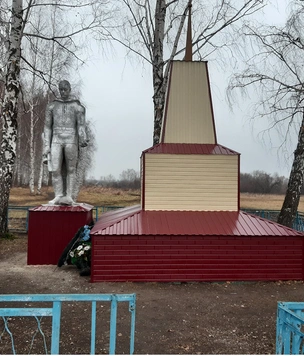 В Мордовии памятник погибшим в Великой Отечественной войне отреставрировали сайдингом, но после негодования жителей обещали все переделать (фото)