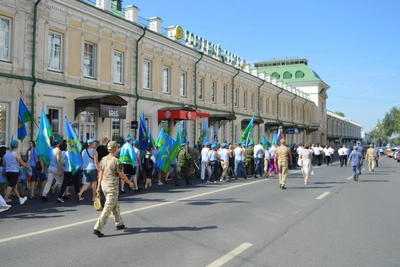 День ВДВ в Оренбурге: шествие, цветы и перекрытия дорог