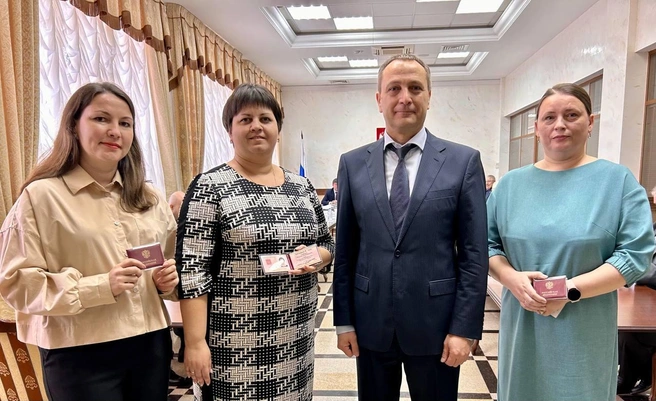 Дмитрий Кузьменко на вручении служебных удостоверений судьям | Источник: объединенная пресс-служба судебной системы Тюменской области / T.me