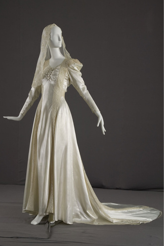 Фото 1. Шелковое свадебное платье / 1941 год.