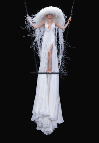 Фото №12 - Бесконечные платья и модели, летающие под куполом киностудии: Valentino Haute Couture Fall 2021