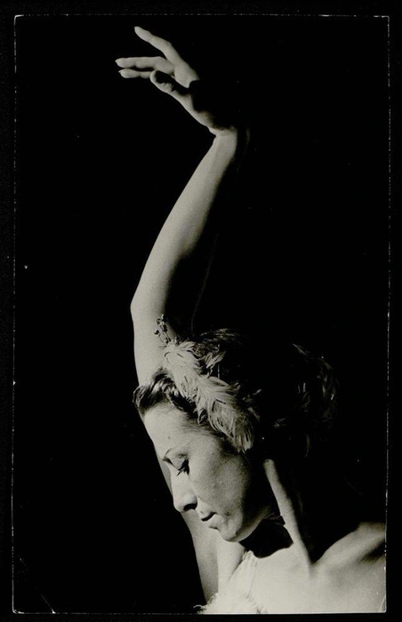 Майя Плисецкая танцевала своего знаменитого «Умирающего лебедя» с 1942 года в эвакуации в Свердловске в госпитале перед ранеными бойцами до 1996-го на Красной площади. Фото В.&nbsp;Г.&nbsp;Блиоха, 1963 год | Источник: раздел «Коллекции онлайн», сайт музея bakhrushinmuseum.ru