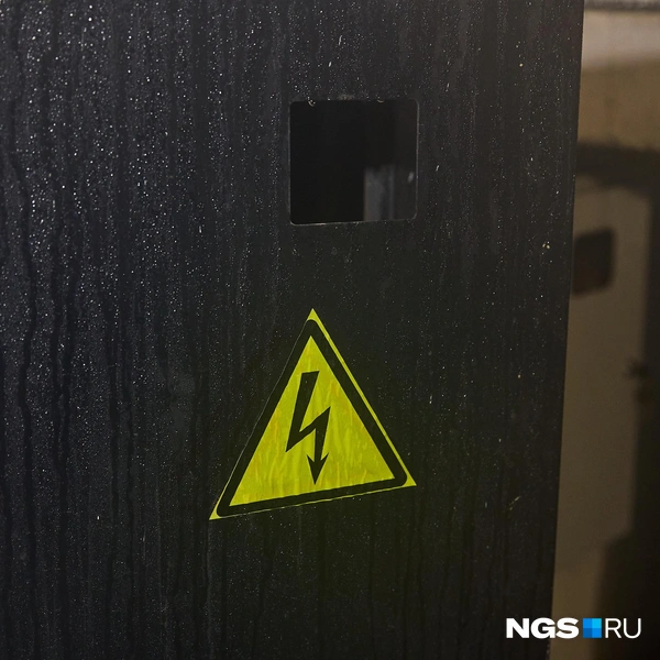 Жители переживают за свою безопасность: в подвале, заполненном паром и конденсатом, находится электрощитовая  | Источник: Александр Ощепков / NGS.RU