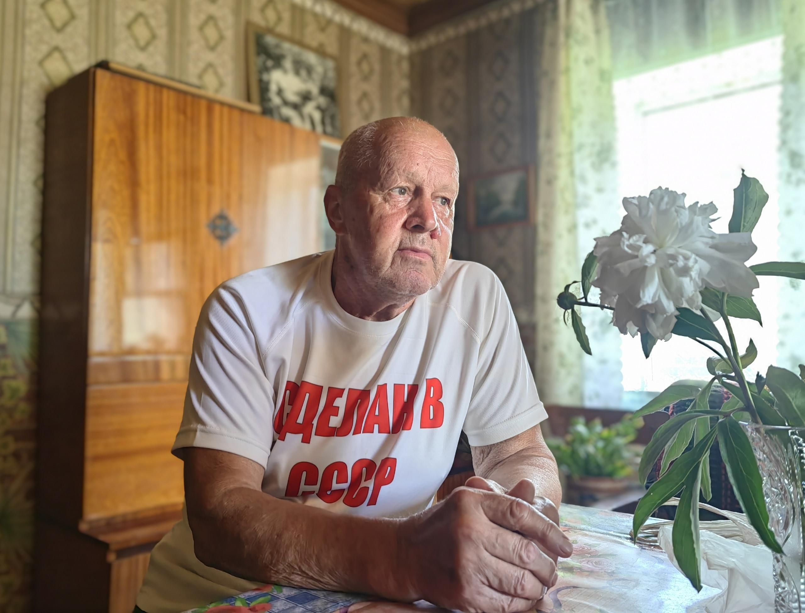 Хранитель аистов. История человека, который почти 30 лет спасает птиц, построил храм и вырастил целый лес