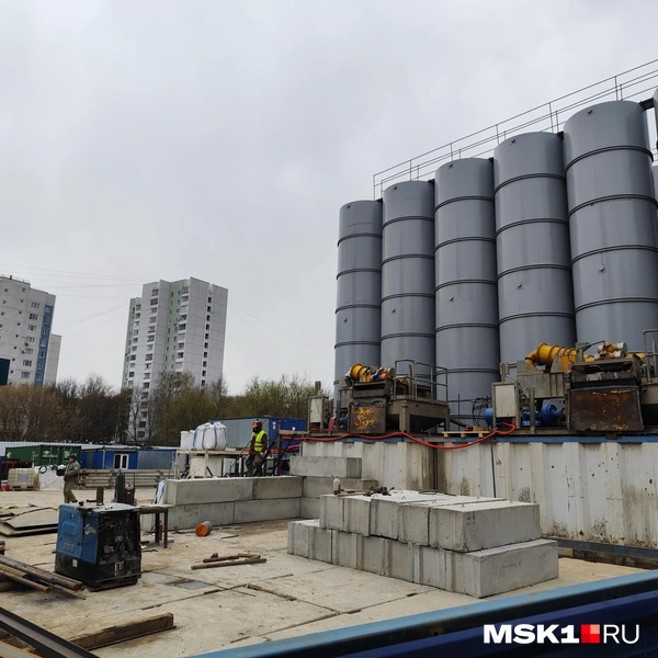 Стройплощадка переходной камеры на Михневской улице в конце апреля 2026-го | Источник: Игорь Мещанев / MSK1.RU