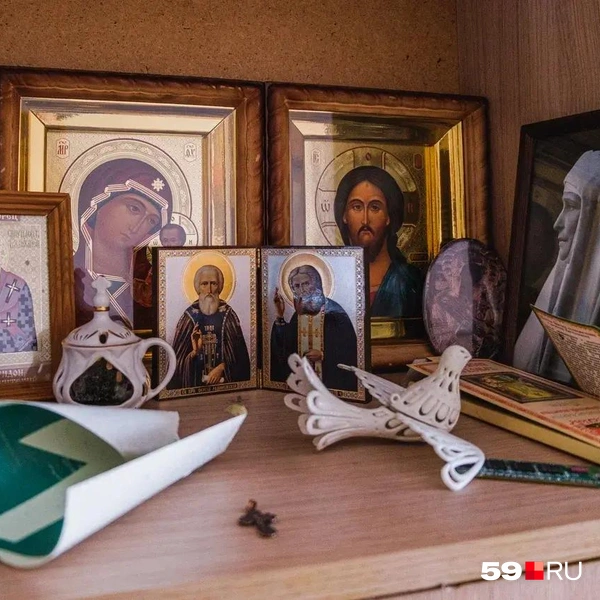 На полках стоят небольшие иконы | Источник: Тимофей Калмаков