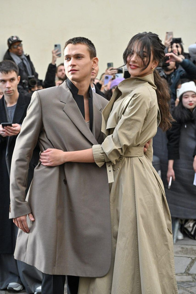 Самая красивая пара на показе Dior: Дева Кассель впервые вышла в свет с новым возлюбленным, Солом Нанни