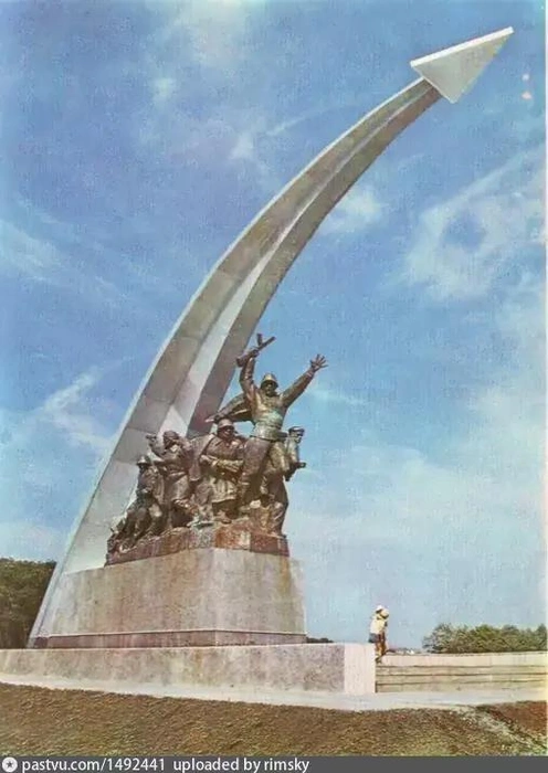 1983 год. Мемориал воинам ВОВ в Кумженской роще | Источник: Иванов Р.М. / Книга «Ростов-на-Дону. Исторические очерки», Ростовское книжное издательство, 1984