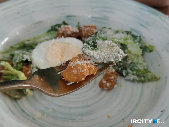 Кстати, куриный попкорн — это мясо в панировке, а не воздушные хлопья со вкусом курицы | Источник: Ксения Филимонова / «ИрСити»