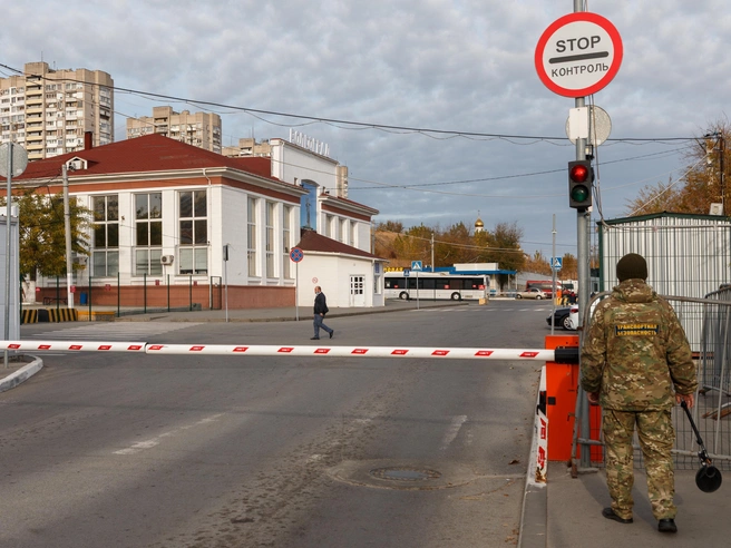 Штраф за доброту: петербуржец поднимал шлагбаум и поплатился | Источник: Алексей Волхонский / V1.RU