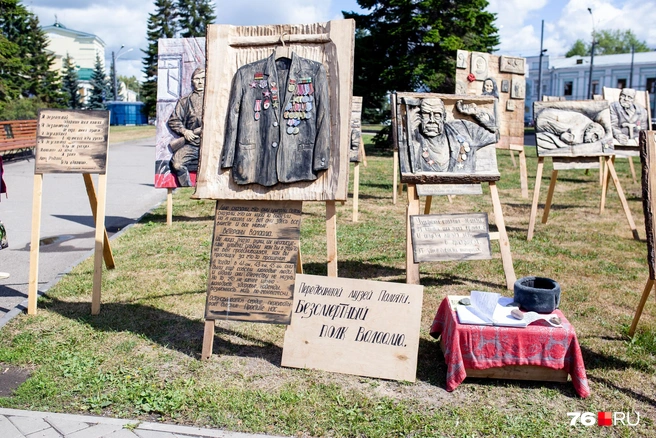 Выставка бесплатная, но прохожие добровольно оставляют деньги | Источник: Александра Савельева