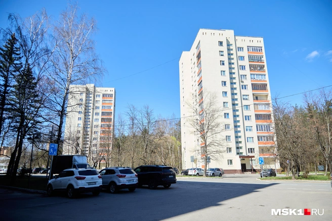 12-этажные здания, которые строили еще в СССР, полностью обновлены внешне в Звездном городке | Источник: Дмитрий Толстошеев / MSK1.RU