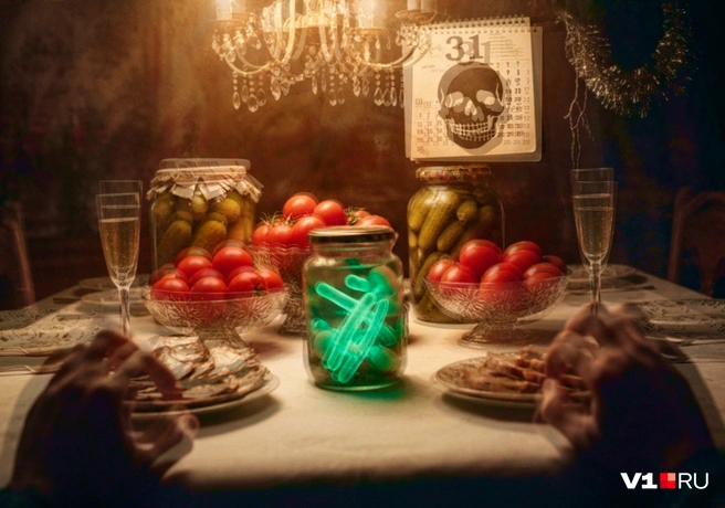 Салаты с домашними закрутками в разы увеличивают число потенциальных жертв, когда стоят на праздничном столе | Источник: Серафима Пантыкина / V1.RU