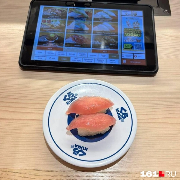 Заведение, где еда приезжает по ленте, а заказываешь ты ее по планшету и оплачиваешь в кассе самообслуживания. Такой формат там распространен | Источник: читатель 161.RU