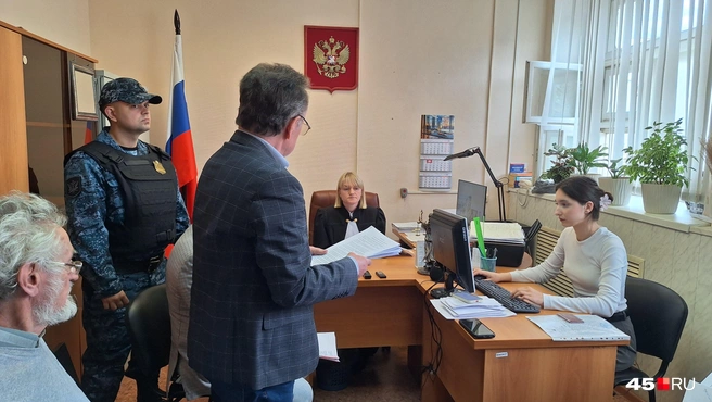 Иван Камшилов утверждает, что в законах не прописана обязанность одному депутату создавать фракцию в думе | Источник: Александр Лисихин / 45.RU 