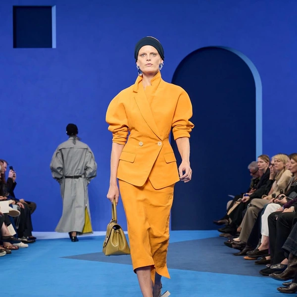 Lanvin возвращает синий цвет — фирменный оттенок Дома Lanvin возвращает синий цвет — фирменный оттенок Дома