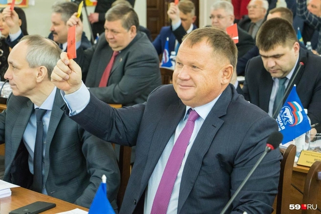 Владимир Плотников в очередной раз победил на выборах в своем округе № 3, куда входит его родной микрорайон Парковый | Источник: Сергей Федосеев / 59.RU