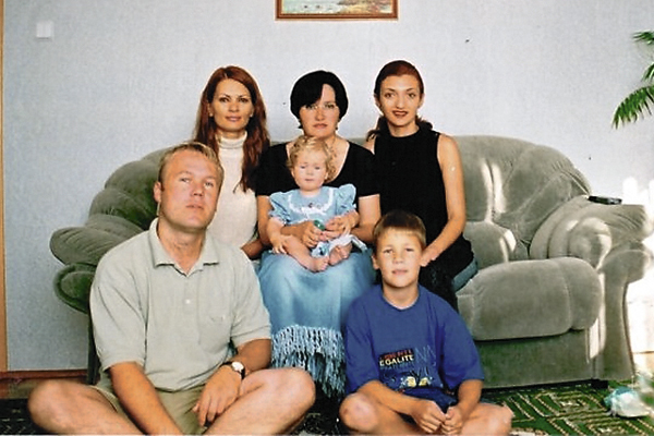 В авиакатастрофе разбились родители и младшая сестра Никиты (крайний справа)