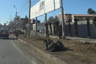 Улицу в Чите снова усыпали черными мешками с мусором