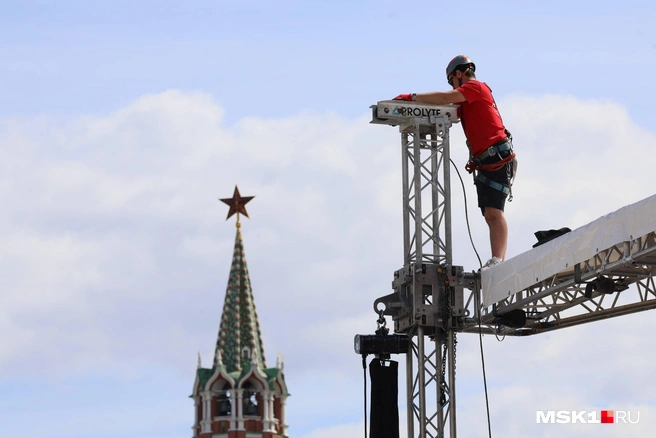 Рабочие готовят площадку для выступлений спикеров | Источник: Артём Устюжанин / MSK1.RU
