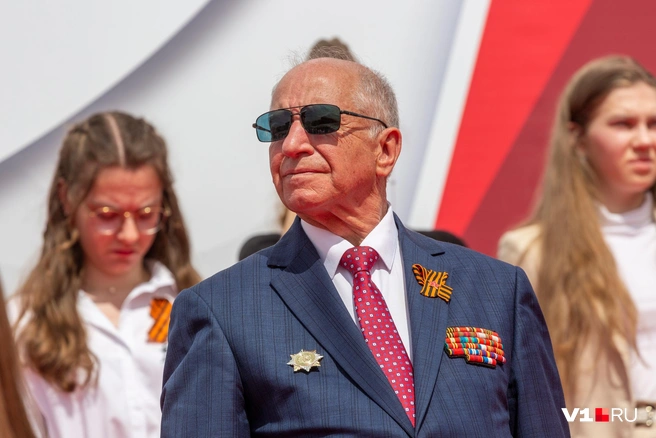 На место немедленно прибыл сам председатель Совета ветеранов Александр Струков | Источник: Константин Завриков / V1.RU
