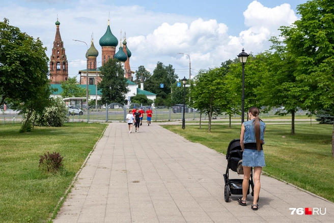 Парк не пустой. Здесь ежедневно занимаются спортом и гуляют с детьми | Источник: Кирилл Поверинов / 76.RU