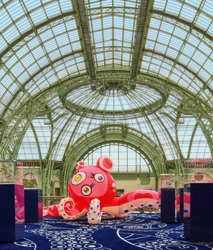 Louis Vuitton и Такаси Мураками установили восьмиметрового осьминога в Гран-Пале