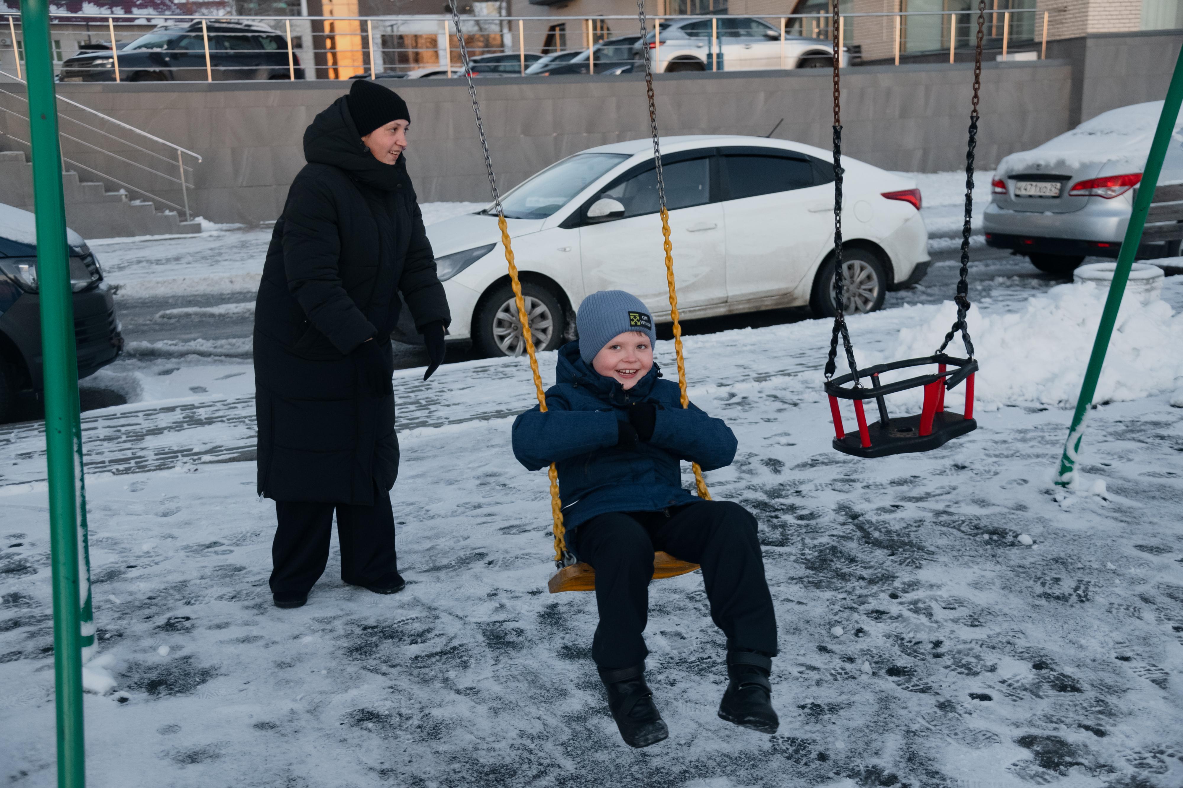 «Для меня он здоровый»: мама школьника рассказала, как болезнь сына изменила жизнь семьи