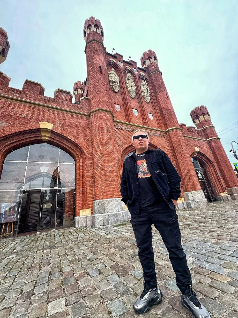 Солисту группы Виталию Гостюхину 38 лет | Источник: vityaak / Instagram (экстремистская организация, деятельность запрещена на территории РФ)