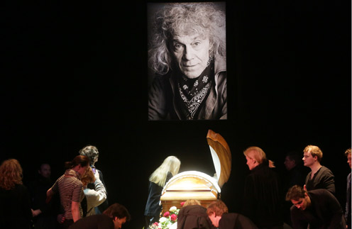 Гроб с телом Александра Ленькова установили на сцене театра Моссовета, которому он отдал всю жизнь
