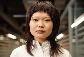 «Кольцо у девушки в носу — как майка-алкоголичка у мужчин»: россияне поспорили о том, что их бесит в чужой внешности