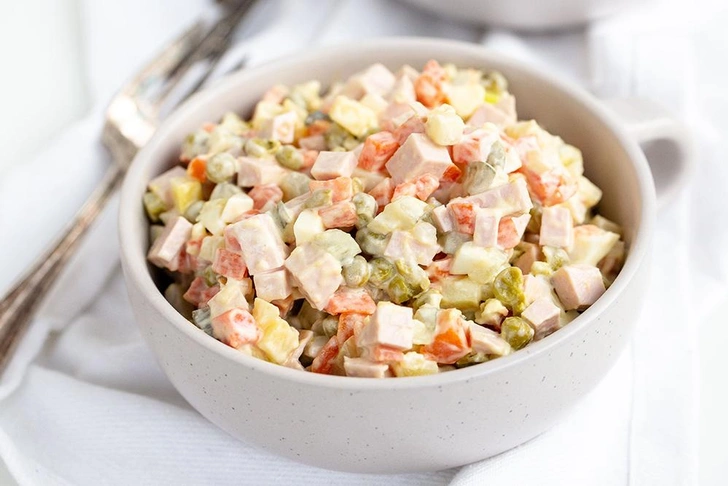 Новогодние салаты снова подорожали: оливье обойдется дороже на 17%, чем в 2024 году | maximonline.ru