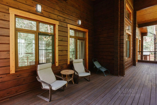 Со слов продавца, по периметру дома расположены террасы на двух этажах, их общая площадь составляет 190 квадратных метров | Источник: Александр Чугайнов / N1