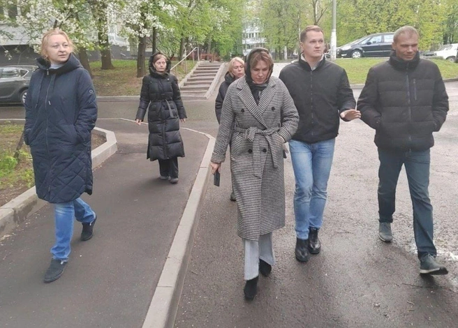 Крайняя слева — Татьяна Давыдова, заместитель директора ГБУ «Жилищник района Чертаново Центральное» | Источник: «Управа района Чертаново Центральное» / Vk.ru