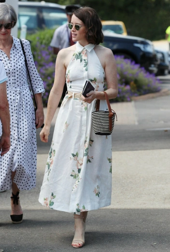 Клэр Фой в Лондоне | marieclaire.ru