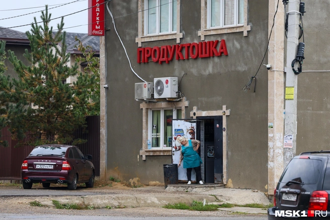 Наряду с сетевыми продуктовыми магазинами в селе работает «Продуктошка» | Источник: Артем Устюжанин / MSK1.RU