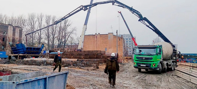 Первая пошла. На Большом Смоленском мосту забетонировали первую стойку | Источник: АО «ДиМ»