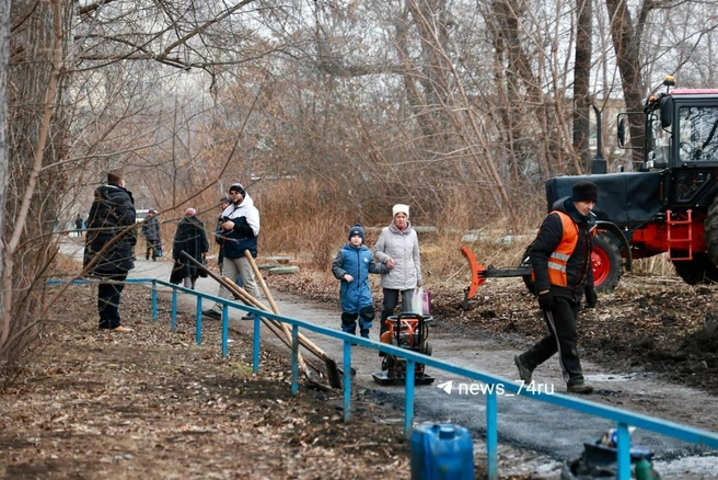 После обращения на прямую линию, перекресток на Мамина, который долгое время не ремонтировался, уже доделывают  | Источник: Михаил Шилкин / 74.RU