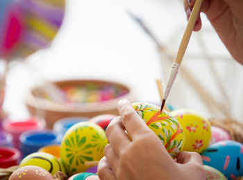 Как покрасить яйца без химии — простой способ, который удивит гостей на Пасху