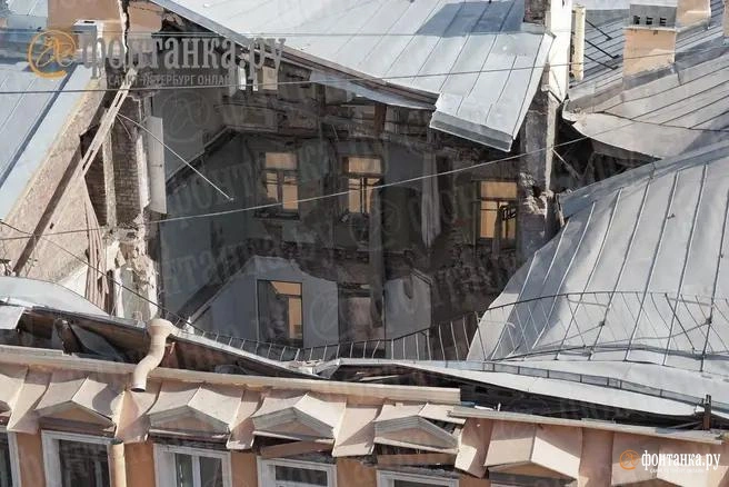 Дом на Большой Зелениной сразу после обрушения, август 2024-го | Источник: Михаил Огнев / «Фонтанка.ру»