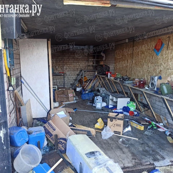 Лодка, мотоцикл, огурцы. В Петербурге вскрыли сотню гаражей, попавших под стройку Широтной магистрали | Источник: читатель «Фонтанки»