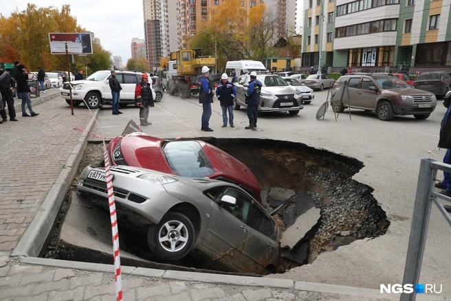 Гелик ушел под асфальт. Автомобиль провалился под асфальт. Машина провалилась под землю. В Новосибирске провалился асфальт. Машина провалилась в асфальт.