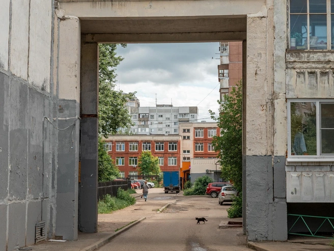 Арки в домах служат удобными проходами между дворами в плотной застройке | Источник: Александр Куренной / 76.RU