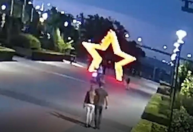 Пьяный мужчина на электросамокате врезался в группу детей на набережной в центре Волгограда | Источник: ГУ МВД России по Волгоградской области
