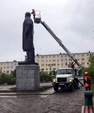 В Магадане на памятник Ленину установили шипы для отпугивания птиц и он стал похож на панка (фото)