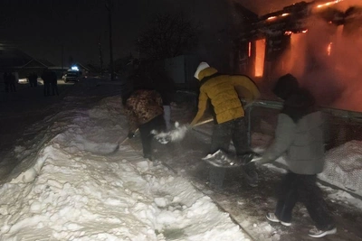 Teenagers Save House from Fire by Throwing Snow